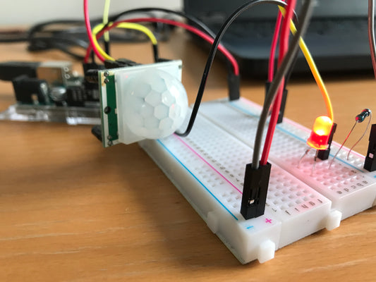 Arduino-skolen: Skrem tyven med bevegelsessensor og LED 🙀